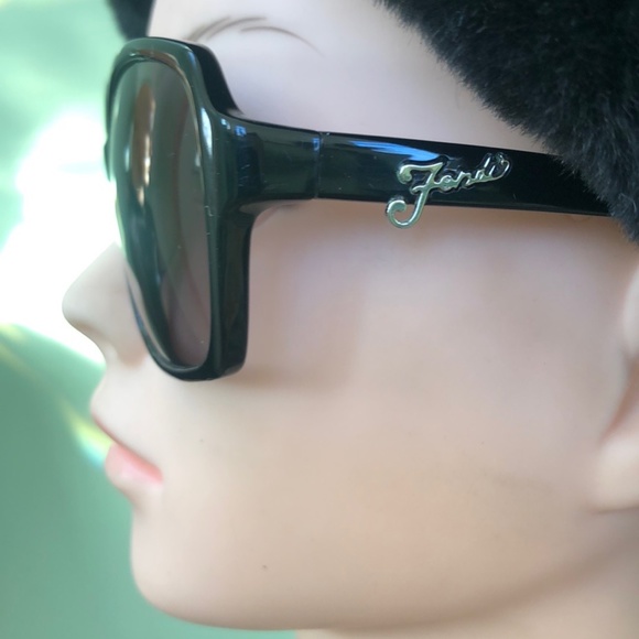 Fendi FS5204 001 Women's Black Oversized Gradient Gray Non-Polarized Sunglasses - Picture 1 of 8